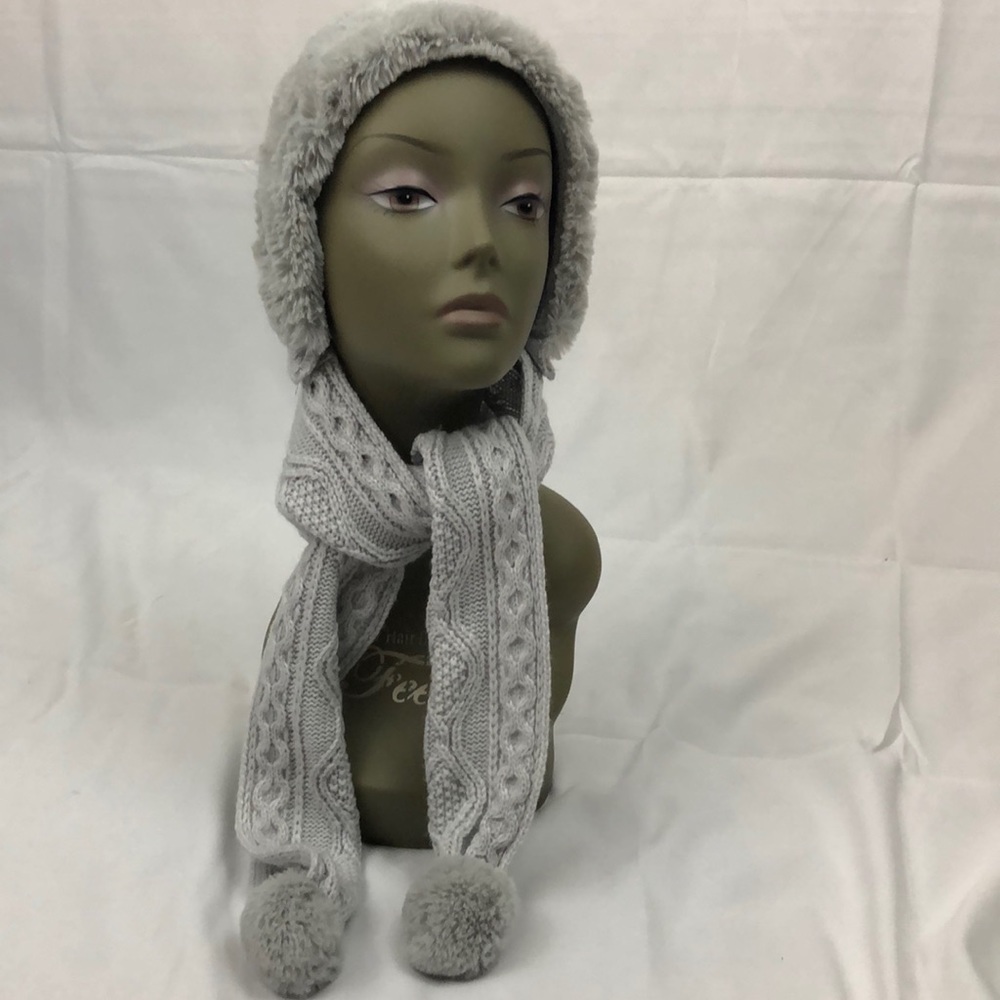 Mayoral Hat and scarf combo with snaps.